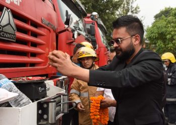 सभा गृहमा विपद व्यवस्थापन विभागलाई नयाँ दमकलको साँचो हस्तान्तरण गर्दै