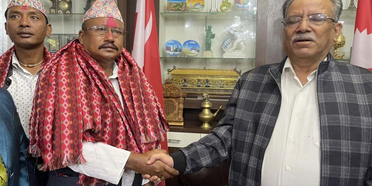 इटहरी उपमहानगरका पूर्व-मेयर द्वारिकलाल चौधरी माओवादी केन्द्रमा प्रवेश