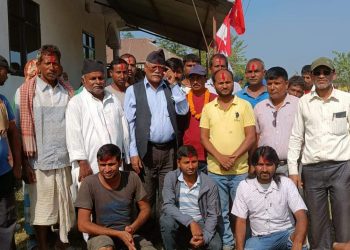 गच्छदार मतदाताको घरदैलोमा मत माग्न व्यस्त