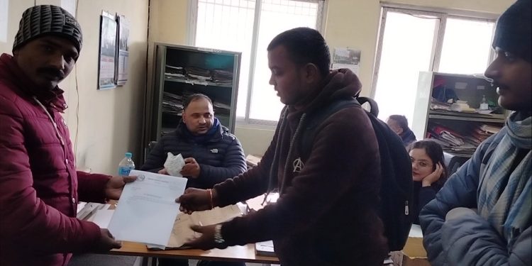 फ्रि भिसा फ्रि टिकट भन्दै लाखौं ठगी गरेकाे मेहतालाई कार्वाही गर्न जिल्ला प्रशासन कार्यालयमा उजुरी