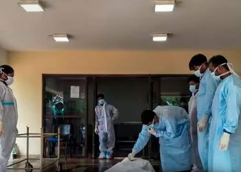 लाशको थुप्रोमा आफ्नो खुट्टा समातेपछि