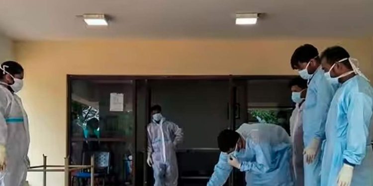 लाशको थुप्रोमा आफ्नो खुट्टा समातेपछि