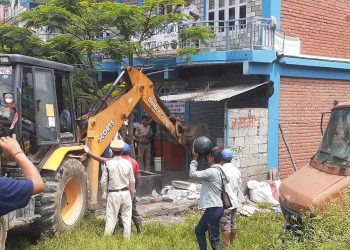 मापदण्डविपरीतका संरचनामा महानगरले डाेजर चलायाे