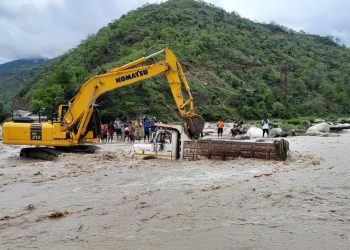 खोलामा डुबेको टिपर