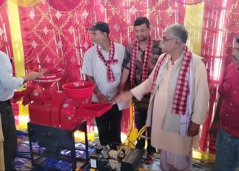 इनरुवाका किसानलाई कृषि उपकरण हस्तान्तरण