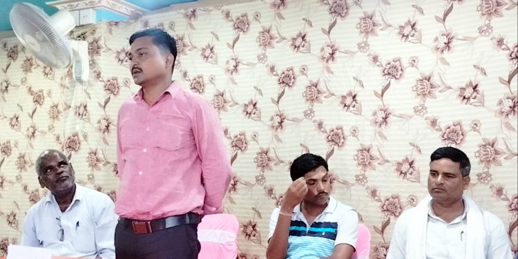 गाउँँपालिकाका अध्यक्ष अंसारीले गालीगलौज गर्दै पाँच लाख रुपैया माग गरेकाे आराेप