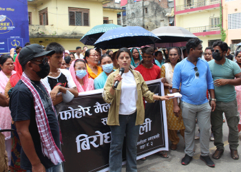 मेयर र उपमेयरविरुद्ध सडकमा उत्रिए स्थानीय