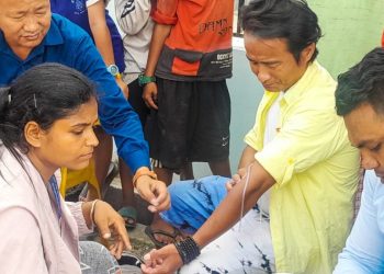 स्वास्थ्यकर्मीको टोली सहित घर घरमा धरानका उप प्रमुख