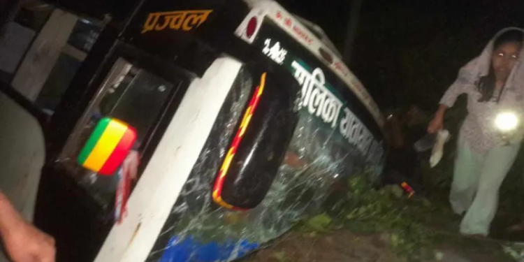 काठमाडौं जाँदै गरेको बस दुर्घटना हुँदा २९ जना घाइते