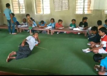 बिधालयमा पढाउदै कास