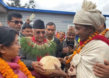 राउटे मुखिया शाहीले  अध्यक्ष ओलीलाई दिए कोसी उपहार