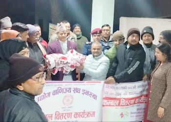 विपन्नलाई वितरण गर्नका लागि प्रजिअ आचार्यलाई कम्बल हस्तान्तरण
