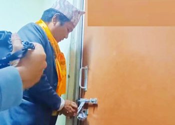 बिपी प्रतिष्ठानका उपकुलपतिको कार्यकक्षमा मेयर हर्क साम्पाङले लगाए ताला