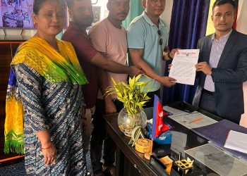 उपभोक्ता मञ्चले ६ बुँदे मागसहित प्रमुख जिल्ला अधिकारीलाई बुझायाे ज्ञापन पत्र