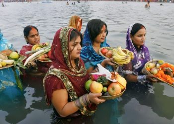 आज छठ पर्वको मुख्य दिन, अस्ताउँदो सूर्यलाई अर्घ्य दिइँदै