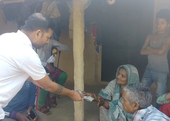 छाेरीकाे स्कुल फिस तिर्ने रकम क्यान्सर पिडितलाई सहयाेग