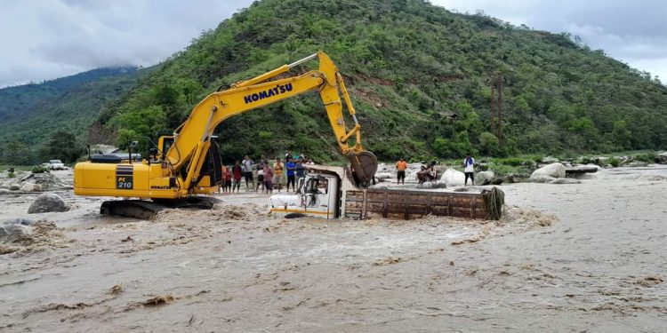 खोलामा डुबेको टिपर