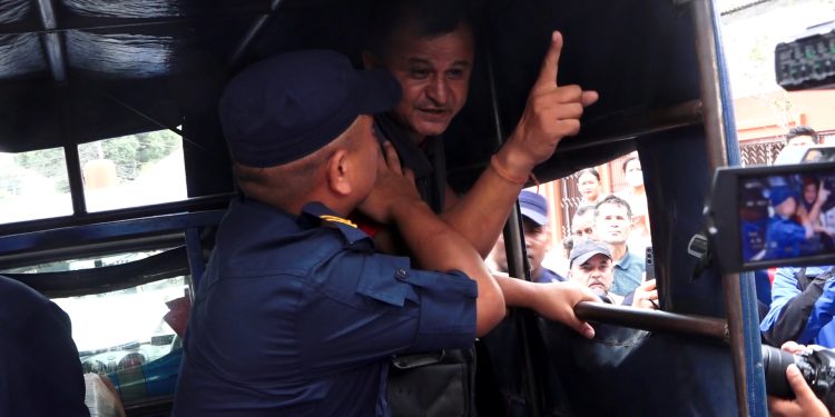 कांग्रेस सहमहामन्त्री यादवमाथि खुकुरी प्रहार गर्नेले भने– ‘राजसंस्था जिन्दावाद, एमसीसी खारेज गर’