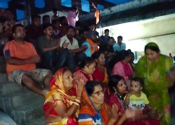 सामूहिक हनुमान चालिसा पाठ गर्दै युवा तथा जेष्ठ नागरिक