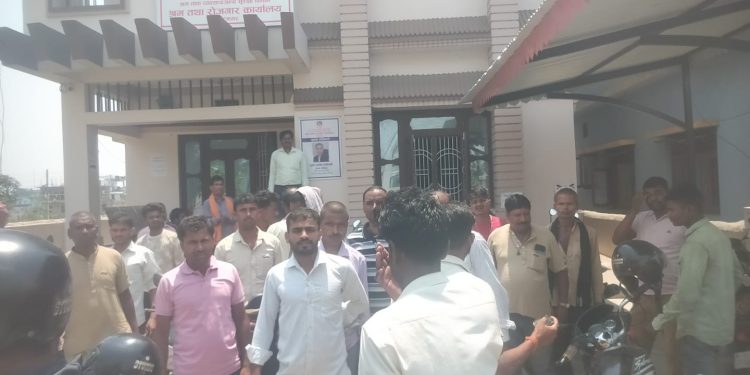 अरविन्द पल्प एण्ड पेपर मिलमा कार्यरत्त मजदुरहरु आन्दोलीत